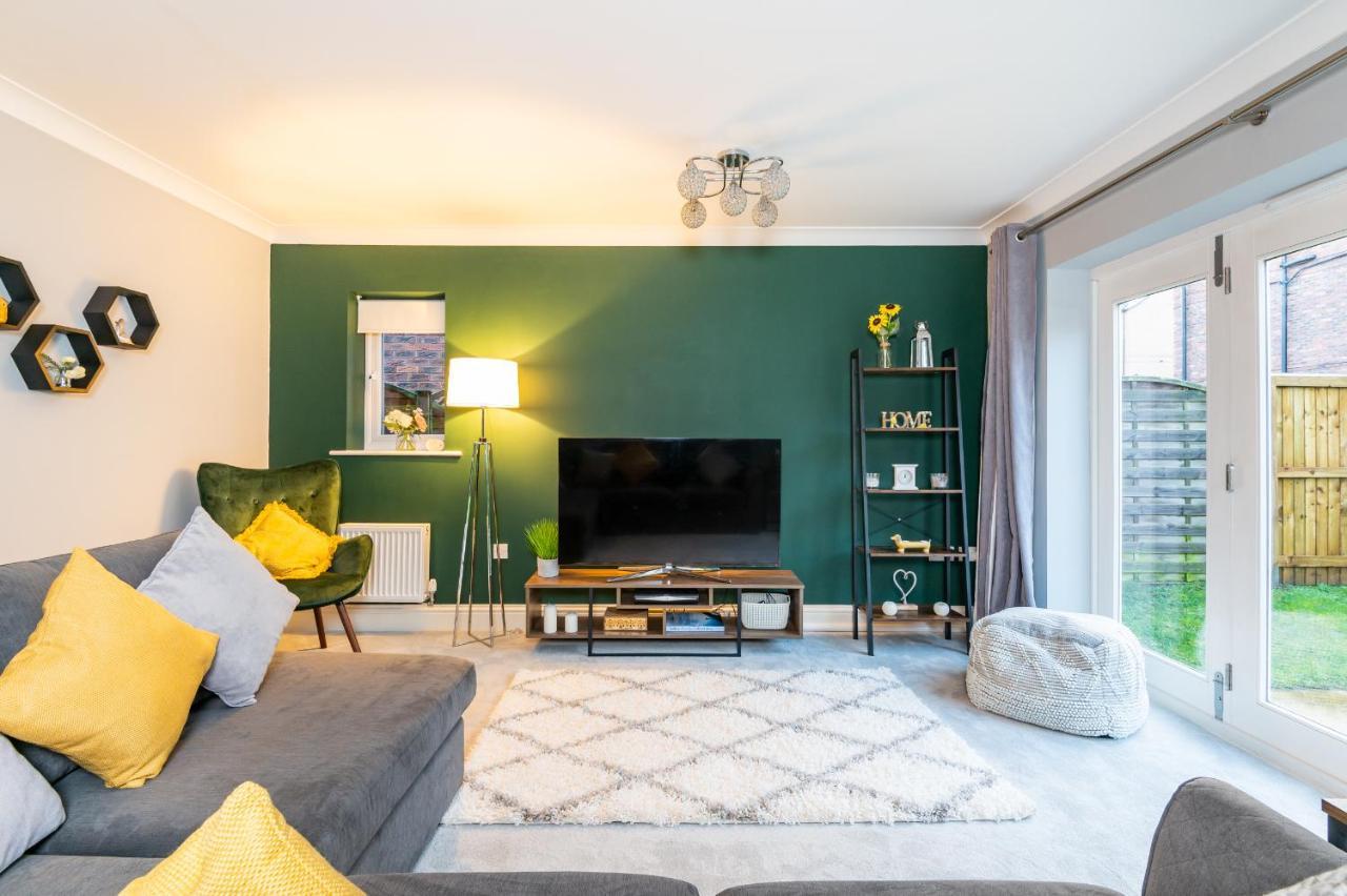 יורק Spacious And Modern Townhouse I Pass The Keys מראה חיצוני תמונה