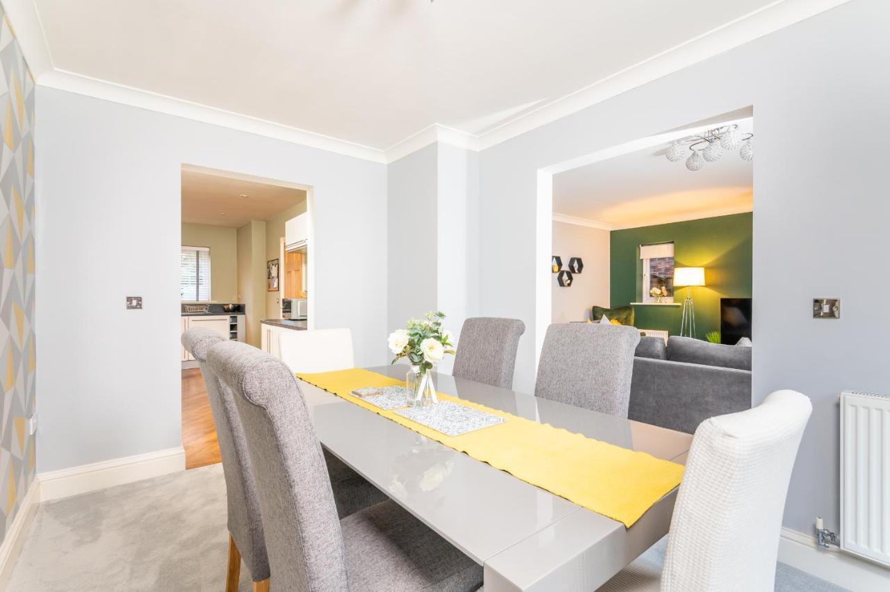 יורק Spacious And Modern Townhouse I Pass The Keys מראה חיצוני תמונה