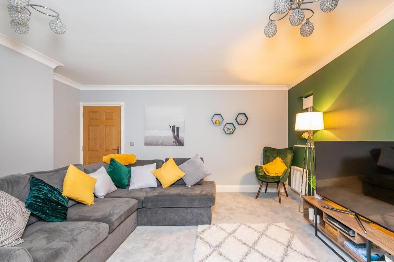יורק Spacious And Modern Townhouse I Pass The Keys מראה חיצוני תמונה