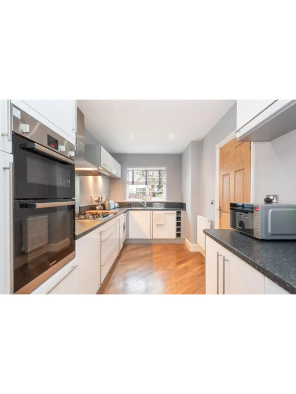 יורק Spacious And Modern Townhouse I Pass The Keys מראה חיצוני תמונה